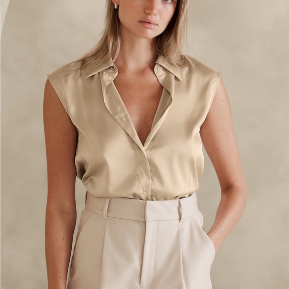 NWOT Banana Republic satin collared blouse- extra small - Picture 4 of 8